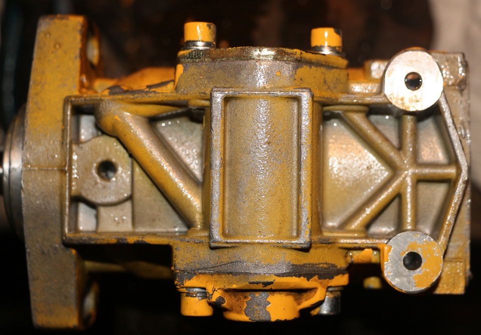 Вид снизу на корпус автомата опережения впрыска ТНВД Bosch VE