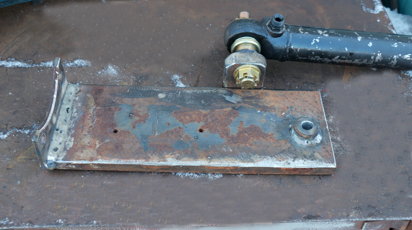 Самодельная плита крепления гидроцилиндра при установке дозатора на трактор МТЗ- 80-82.