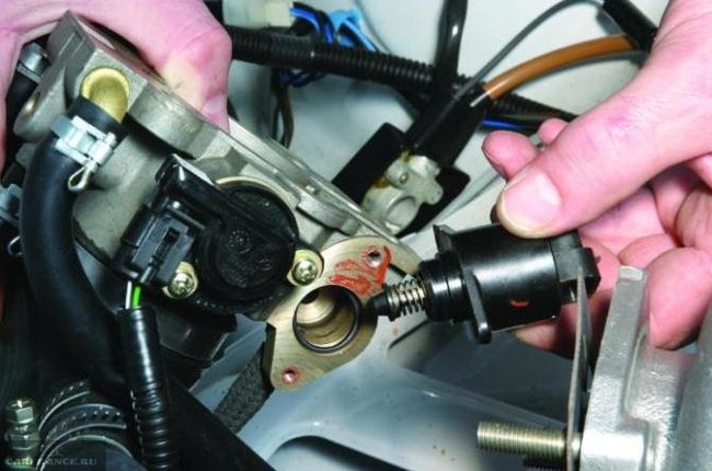 Можно увидеть, что уплотнительное кольцо осталось в колодце.