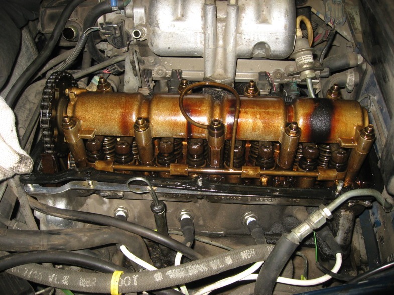 Двигатель Шевроле Нива со снятой клапанной крышкой. Замена гидрокомпенсаторов на Нива Шевроле