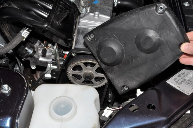 Откручиваем 4 болтика, снимаем защиту