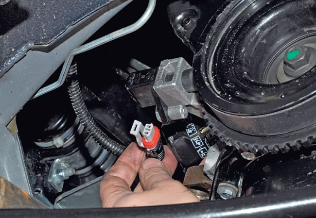 Отключаем разъём, выкручиваем один винт