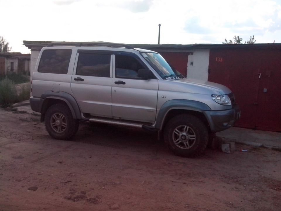 Общий вид УАЗ Патриот после установки проставок под пружины