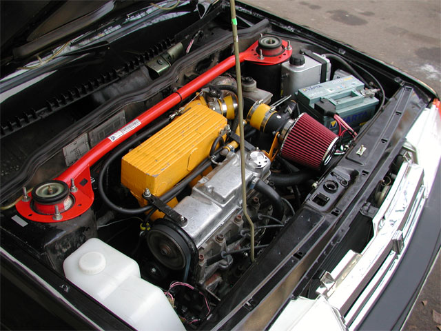 Двигатель ВАЗ 11183 с установленным спортивным ресивером