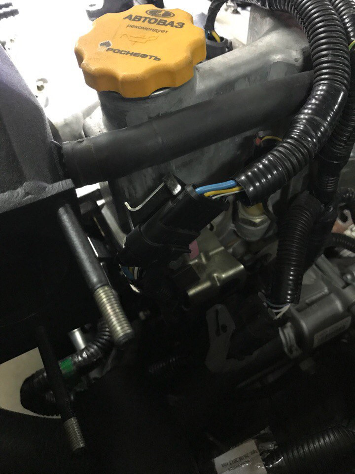 Вот этот разъем нужно снять с кронштейна