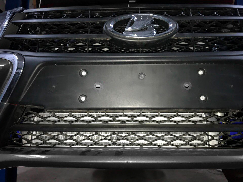 Одетый бампер с установленным интеркулером 700*140 на Весту.