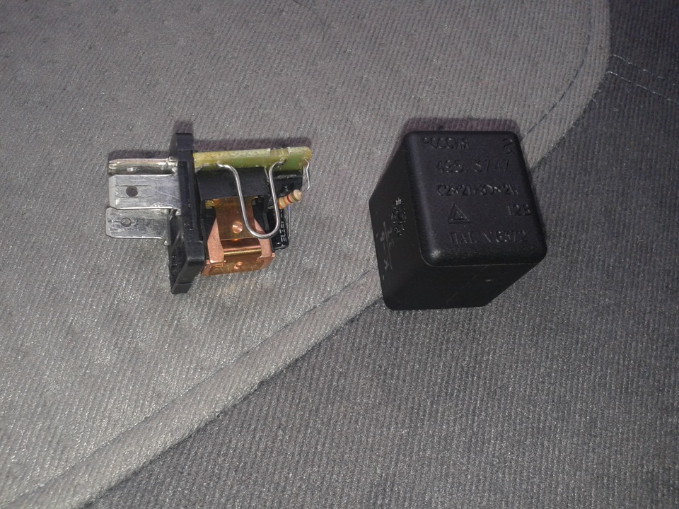 Разбираем пластиковый корпус реле!