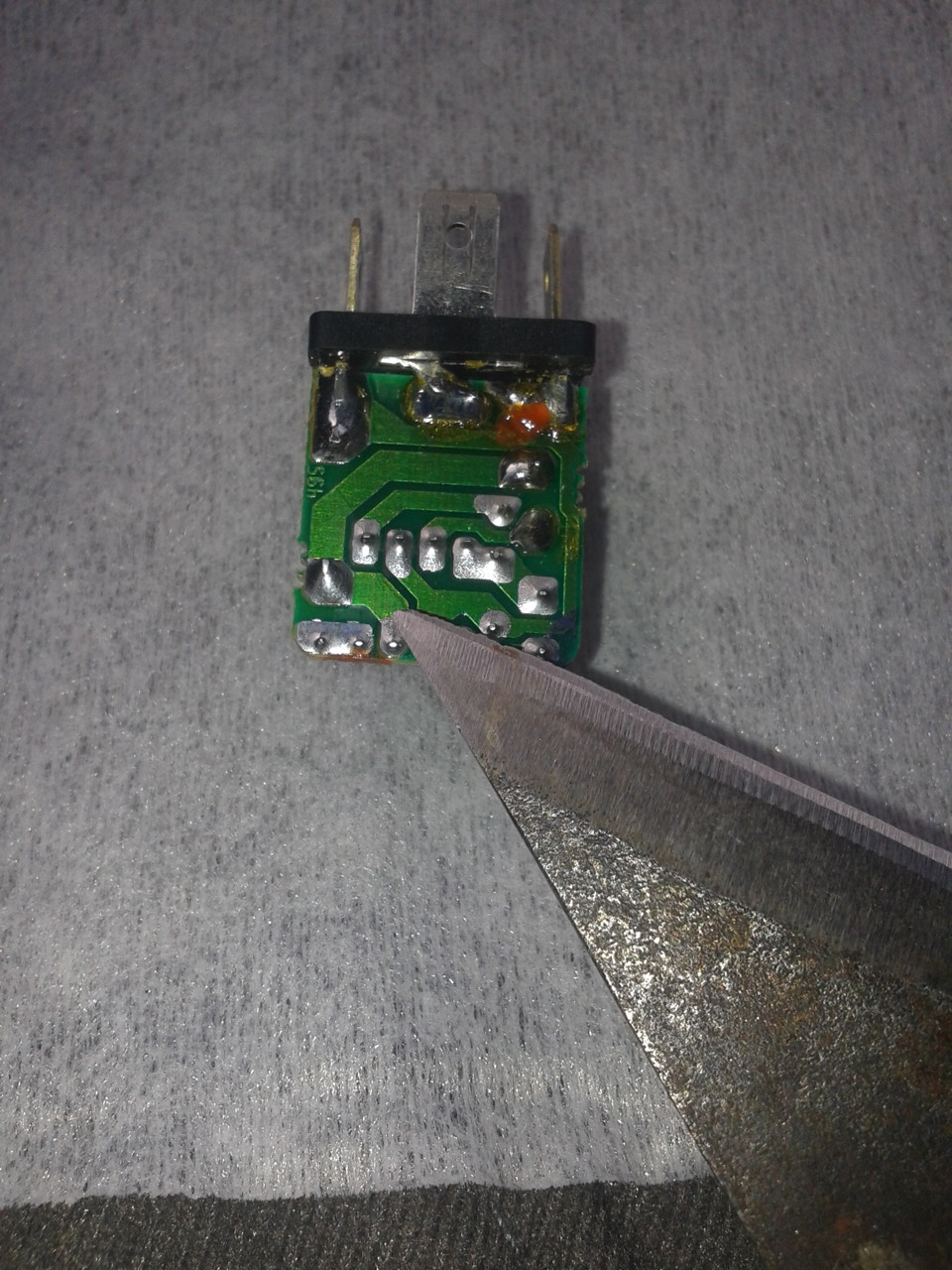 Нужно перебить данную дорожку на плате (указана кончиком ножа)