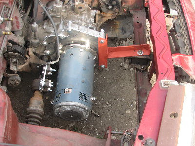 Моторный отсек с установленным электродвигателем в самодельный электромобиль