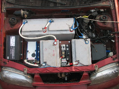 Моторный отсек с установленными аккумуляторами