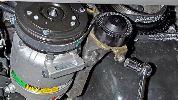 Снятие ремня кондиционера Шевроле Нива