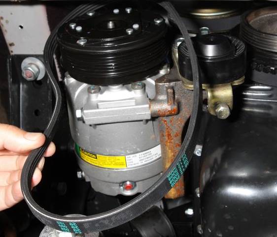 Снятие ремня кондиционера Шевроле Нива