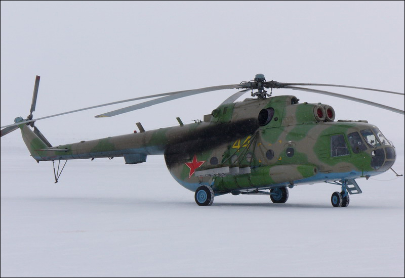 Вертолет МИ-8Т с 2-мя турбовальными двигателями ТВ2-117