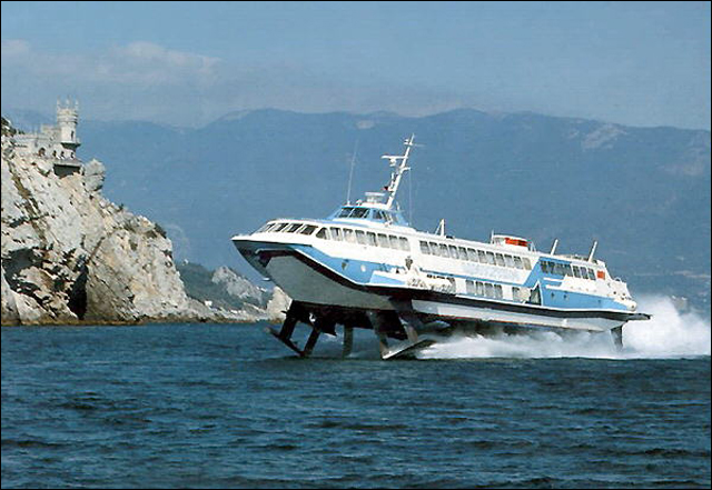 Газотурбоход Циклон-М с 2-мя газотурбинными двигателями ДО37