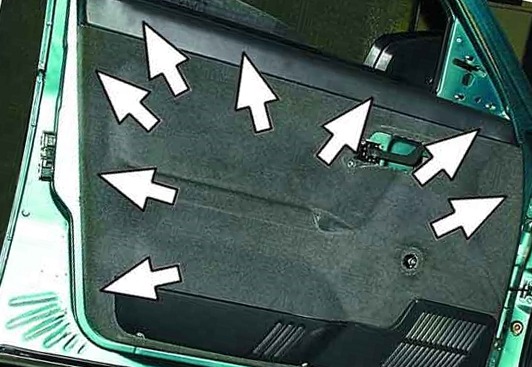 Места крепления клипсами обшивки передних дверей ВАЗ 2110