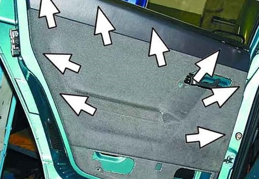 Места крепления клипсами обшивки задних дверей ВАЗ 2110
