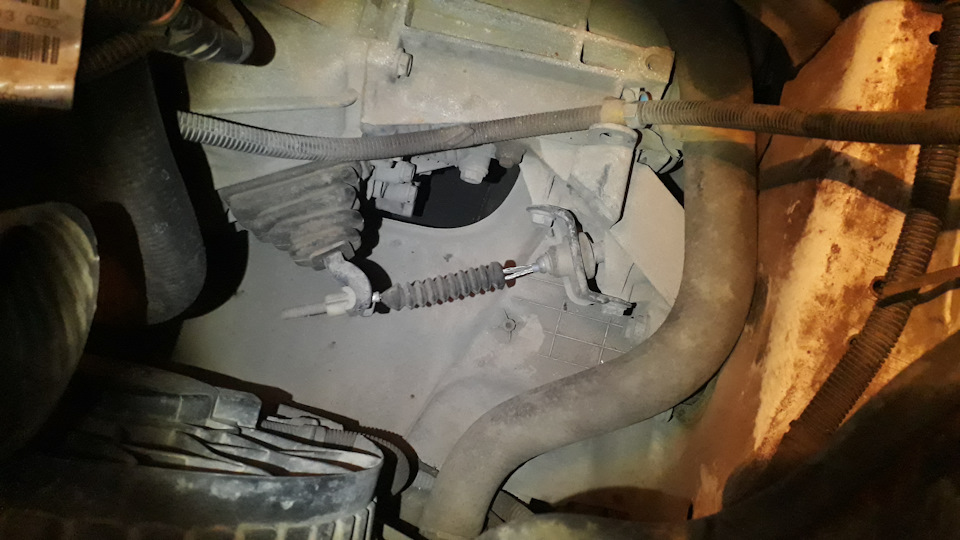 Процесс замены тросика сцепления Лада Гранта