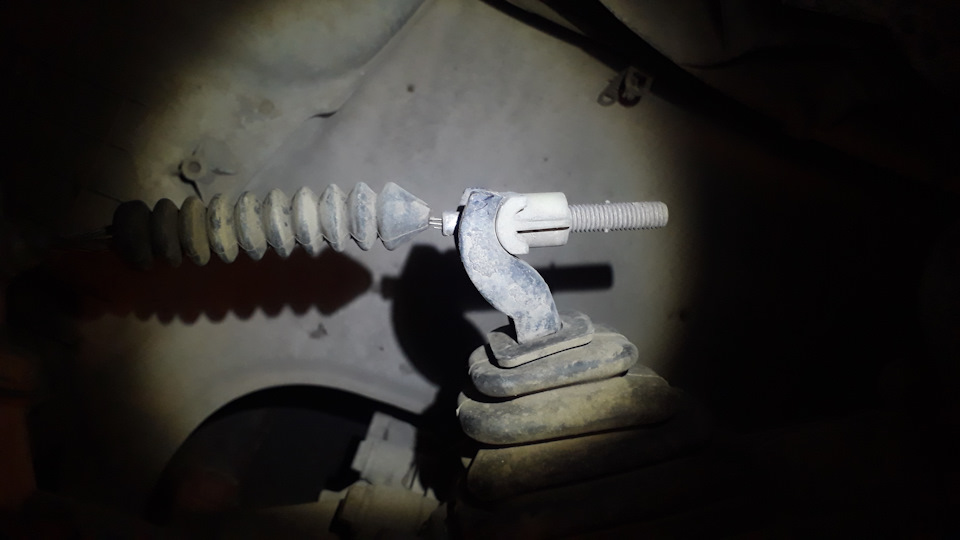 Процесс замены тросика сцепления Лада Гранта