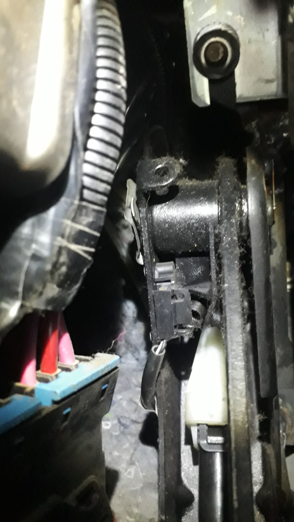 Процесс замены тросика сцепления Лада Гранта