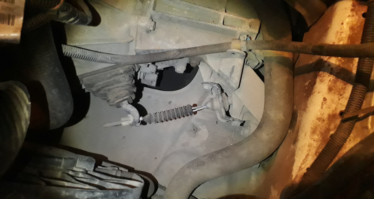 Где расположен трос сцепления на Лада Гранта