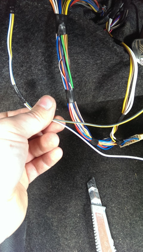 Провода от дворника. Белый с синей полоской и желтый с голубой полоской