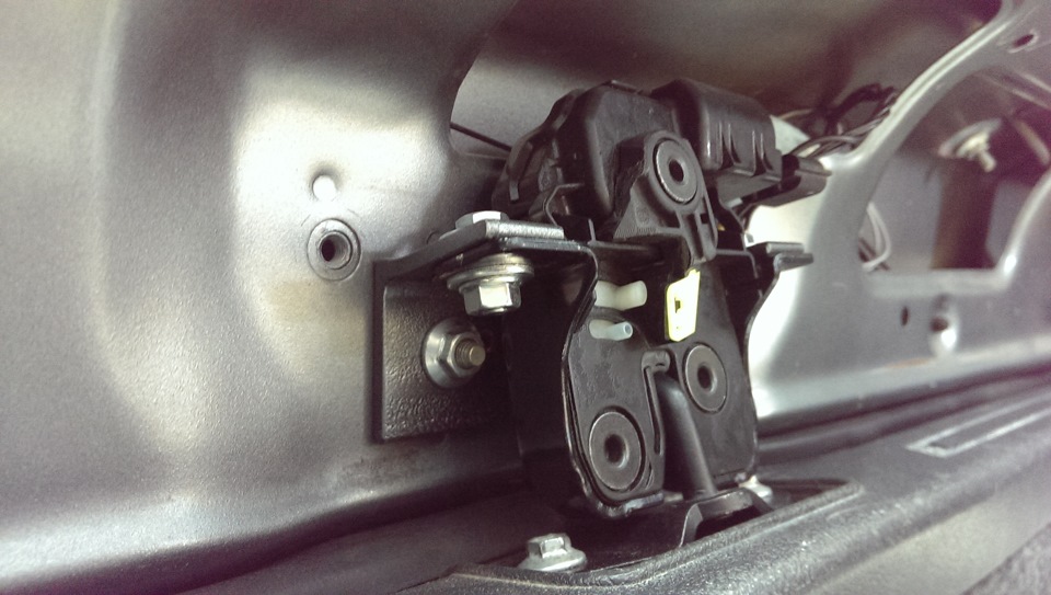 Затем прикрутил и отрегулировал замок