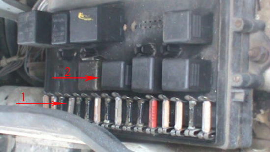 Реле печки располагается под панелью приборов в блоке предохранителей