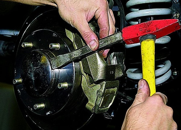 Снятие колпачка ступицы Нива Шевроле