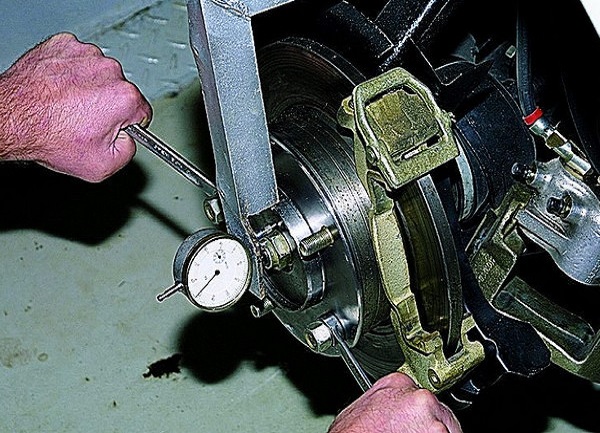 Замер величины осевого перемещения ступицы Нива Шевроле по индикатору