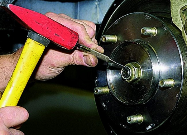 Расправляем поесок ступичной гайки Нива Шевроле