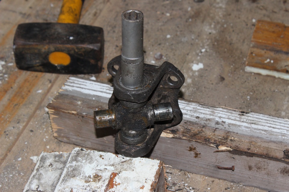 Снятие крестовины с карданного вала