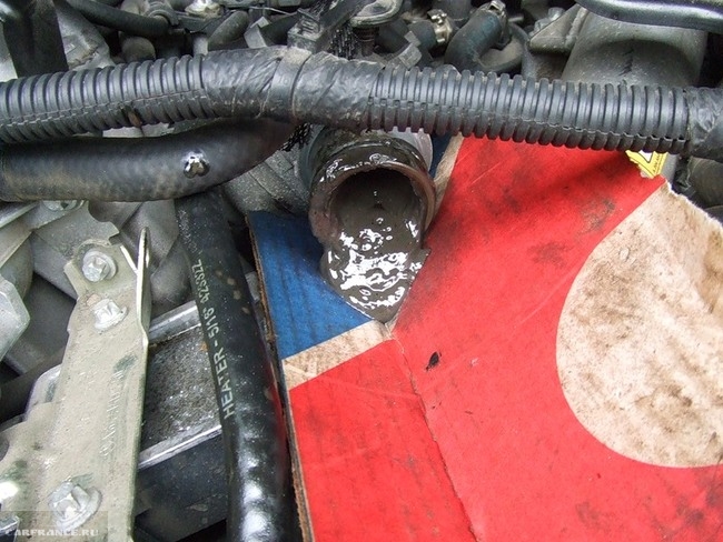 Грязь, которая вытекает с патрубка системы охлаждения