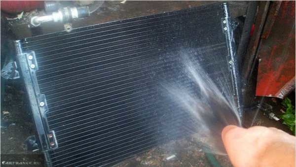 Наружная мойка радиатора при помощи воды