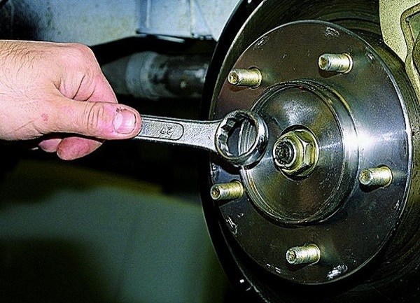 Откручиваем ступичную гайку Нива Шевроле