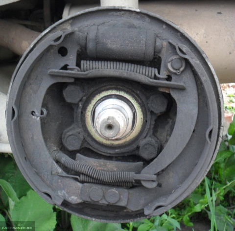 Выкручиваем гайку ступицы ВАЗ 2114