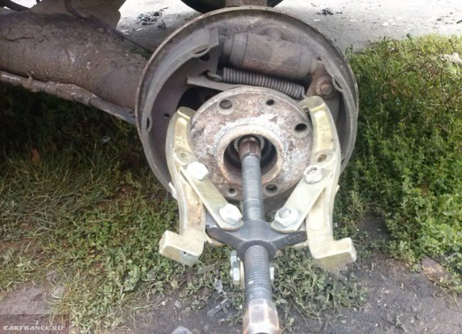 С помощью съемника снимаем ступицу ВАЗ 2114