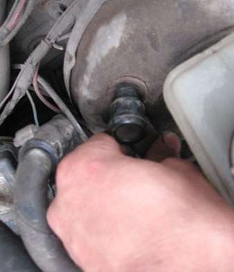 Отсоединяем шланг вакуумного усилителя