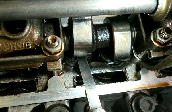 Проверка тепловых зазоров клапанов щупом (ВАЗ 2110)