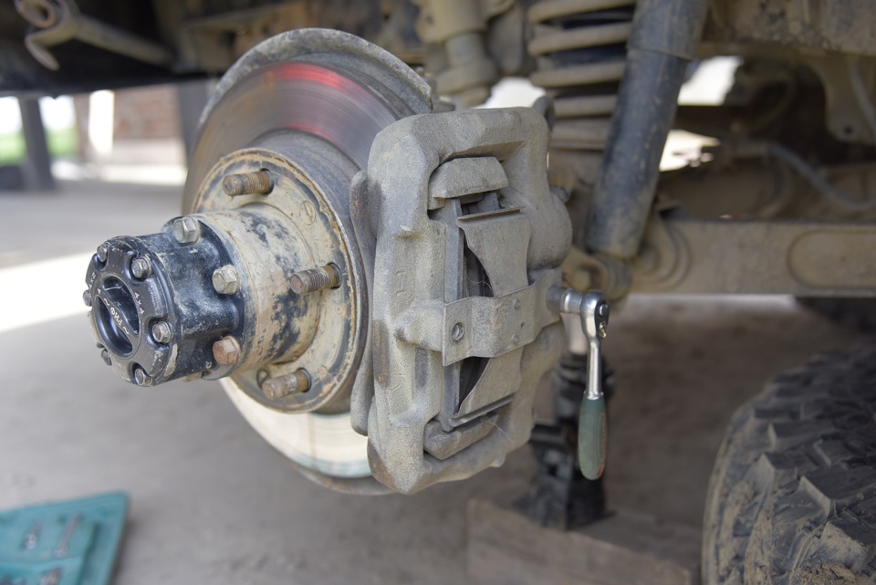 Замена передних тормозных колодок УАЗ Патриот