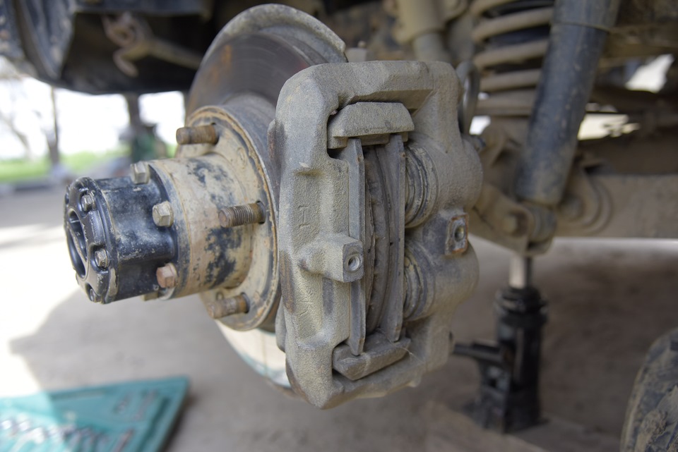 Замена передних тормозных колодок УАЗ Патриот