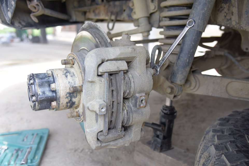 Замена передних тормозных колодок УАЗ Патриот