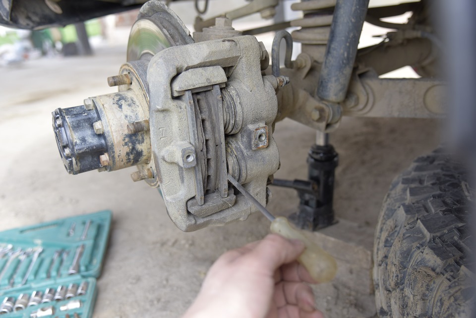 Замена передних тормозных колодок УАЗ Патриот