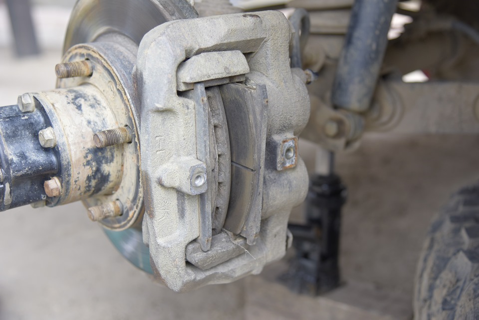 Замена передних тормозных колодок УАЗ Патриот