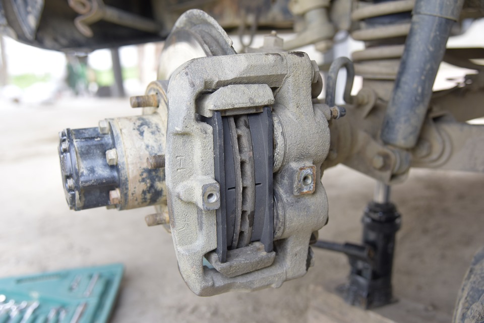 Замена передних тормозных колодок УАЗ Патриот