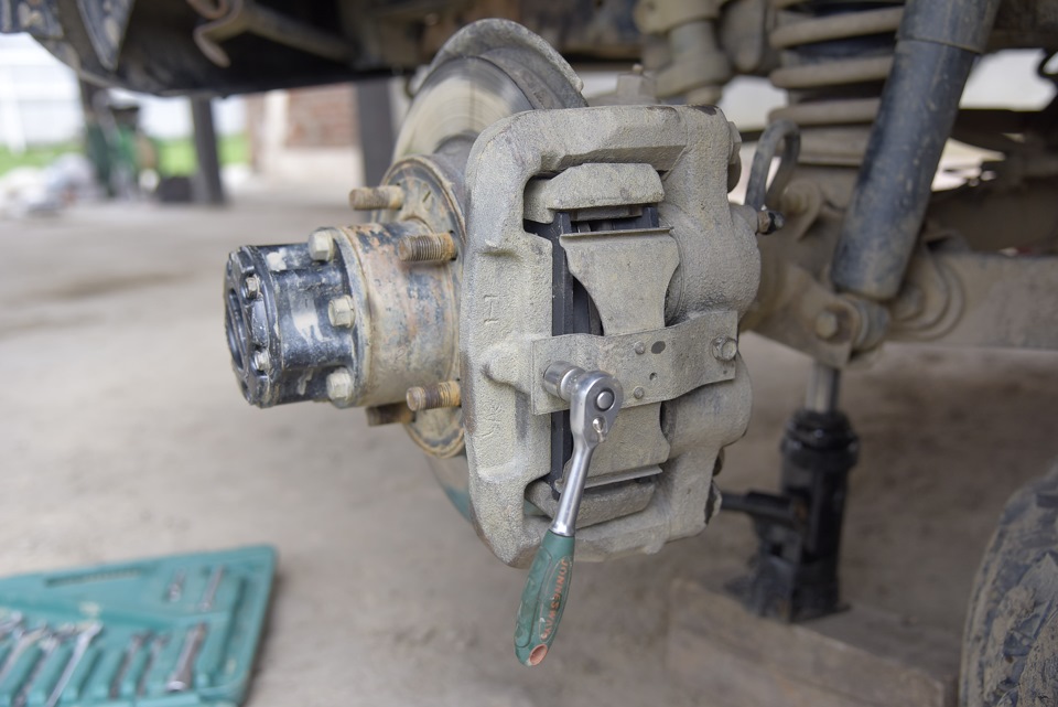 Замена передних тормозных колодок УАЗ Патриот