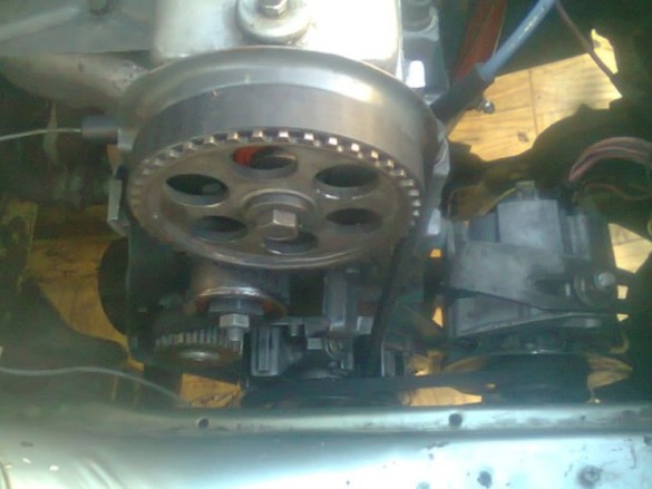 Крышка ГРМ снята, видны шкивы коленвала и распредвала