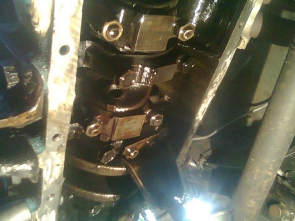 Поддон с двигателя снят, масло слито