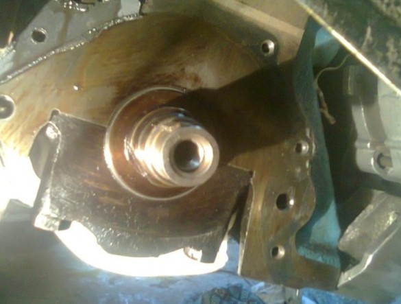 Откручены болты на масляном насосе, его можно снимать