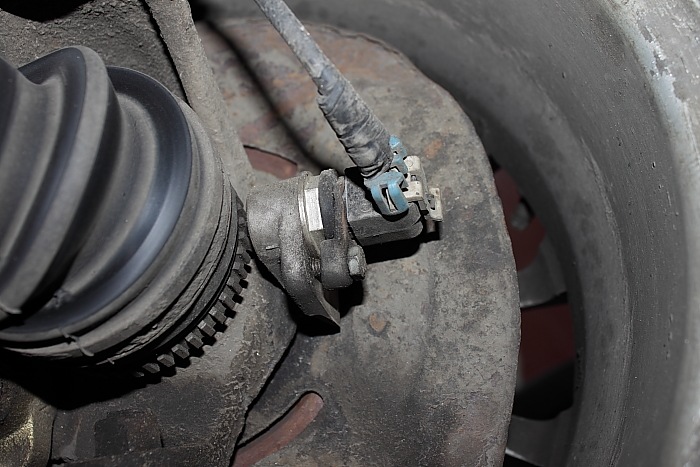 Датчик АБС на ступице Приора