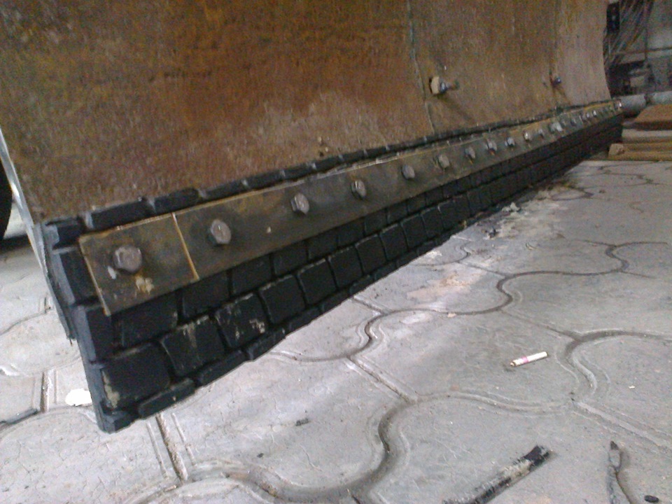 Отвал для снега на бортовой Уаз 452